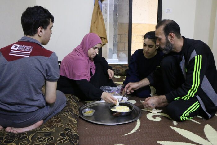 Fadia con su familia, campamento Beddawi en Libano
