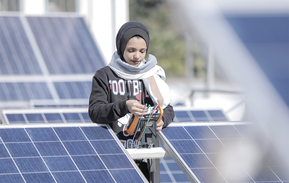 El futuro de las energías renovables en Gaza lo impulsan Ghada y sus  compañeras, todas ellas refugiadas de Palestina - UNRWA