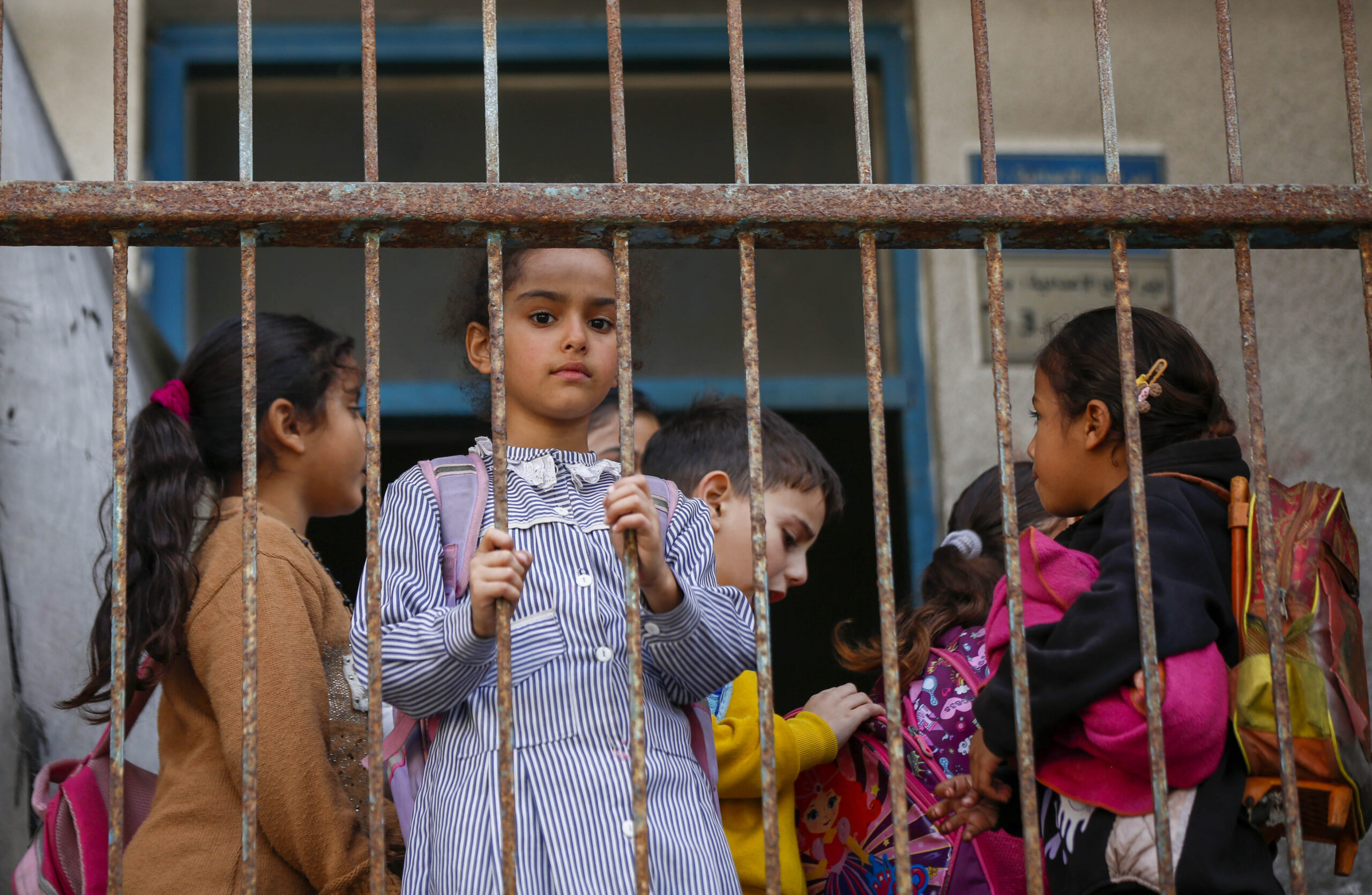 Niña desplazada regresando a estudiar en escuela de UNRWA