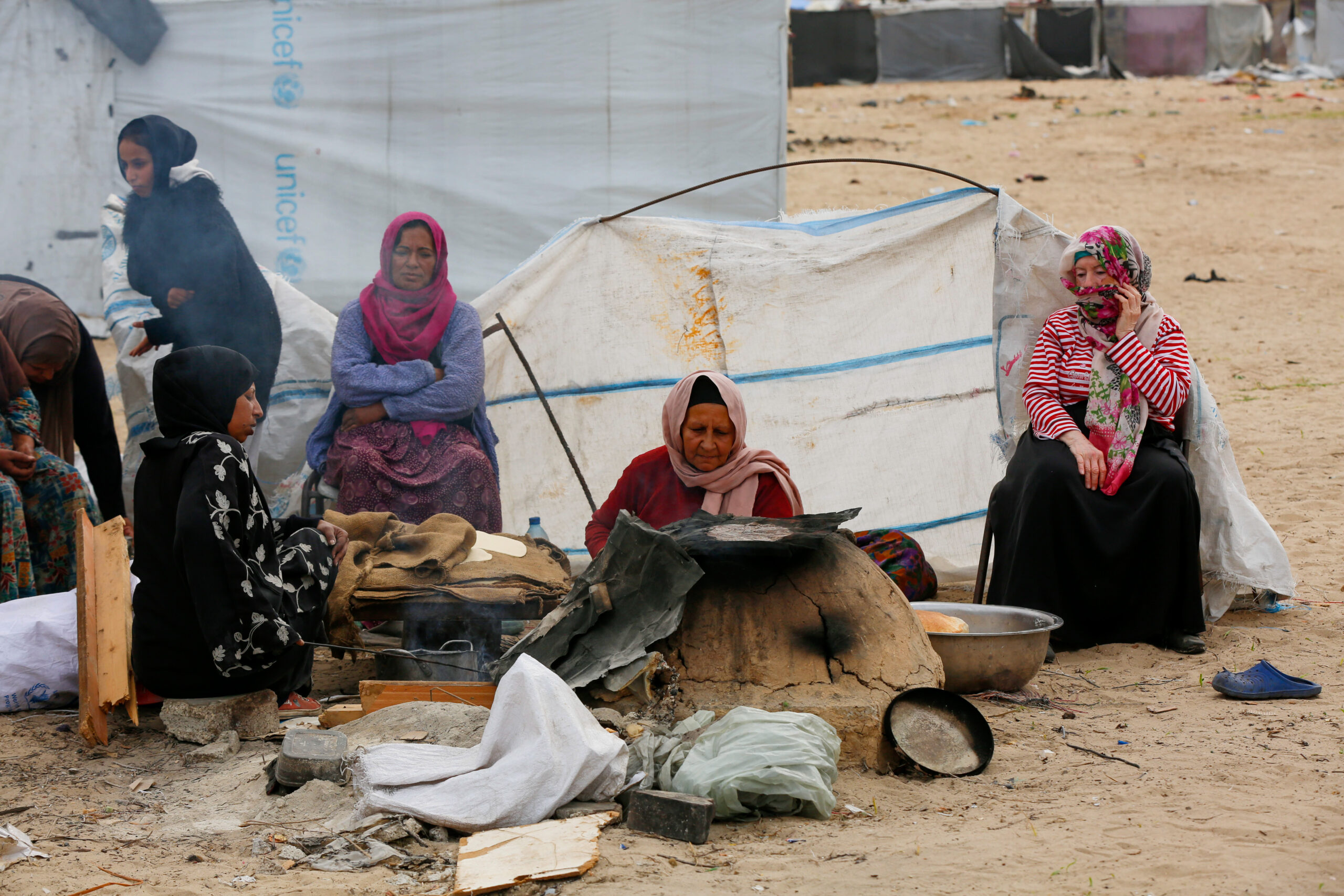 Mujeres cocinando en campo de desplazados