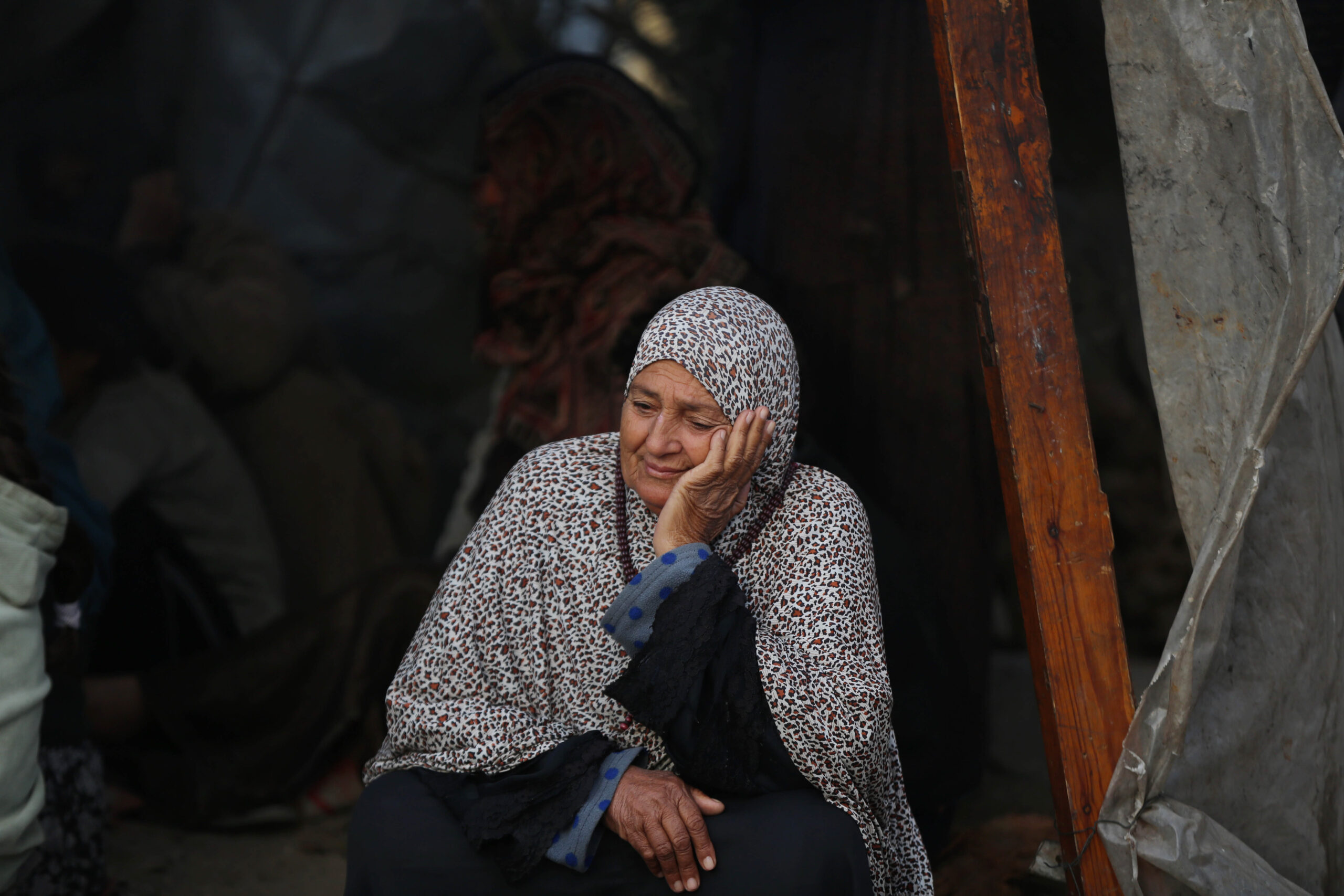 Mujer en tienda improvisada en Gaza