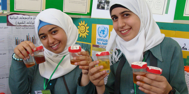 Estudiantes de UNRWA acercan la ciencia a lo cotidiano en la Feria de Futuros Científicos