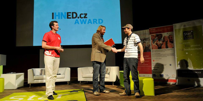 Estudiantes refugiados reciben el primer premio en una competición de innovación en California