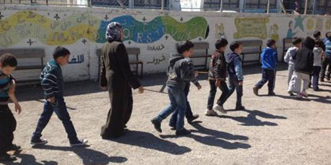 A los 64 años vuelve a la escuela con la ayuda de UNRWA