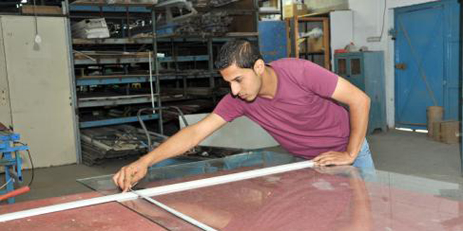 Los jóvenes refugiados en Gaza sacan provecho del Programa de Creación de Trabajo de UNRWA