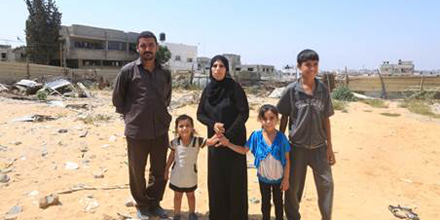 La familia Husu, con la ayuda aprobada y en espera de la reconstrucción de su casa