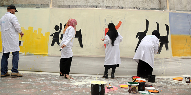 50 jóvenes artistas de Gaza se unen para crear el mural más largo de Palestina