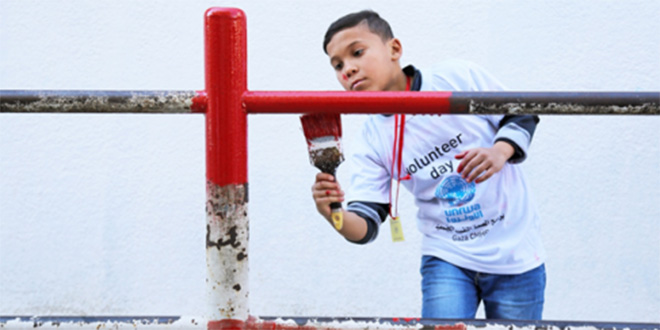 Estudiantes voluntarios colaboran en las mejoras de 16 escuelas de UNRWA en el norte de Gaza