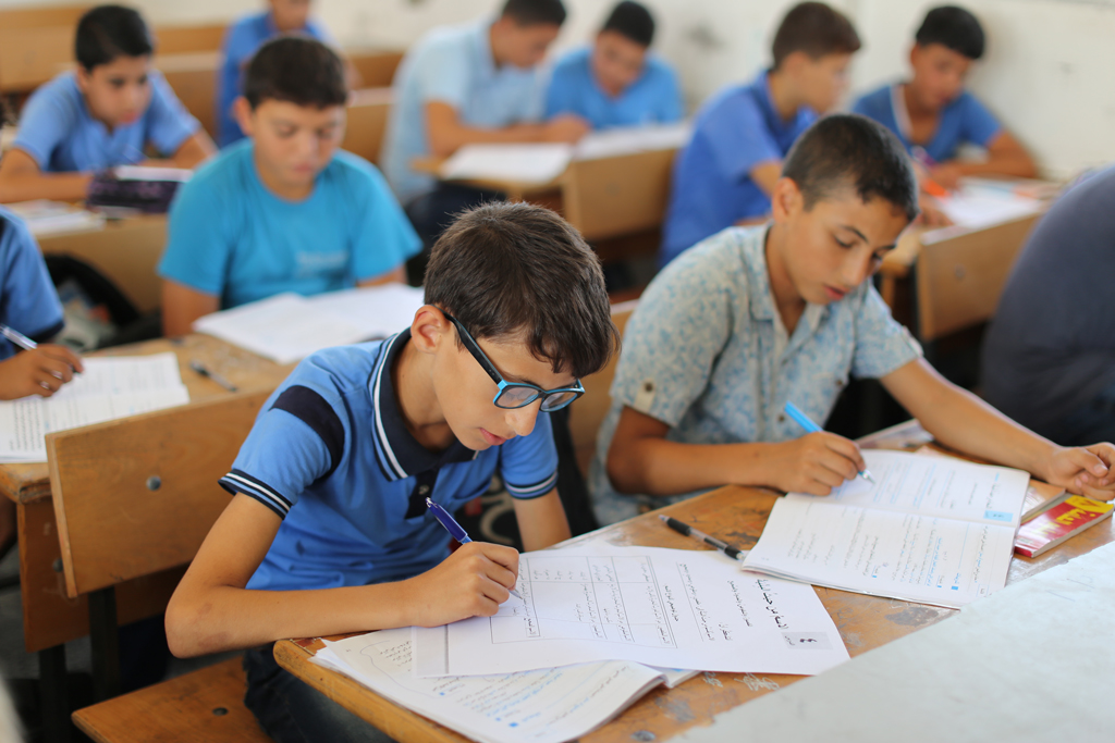 niños refugiados de Palestina en el aula