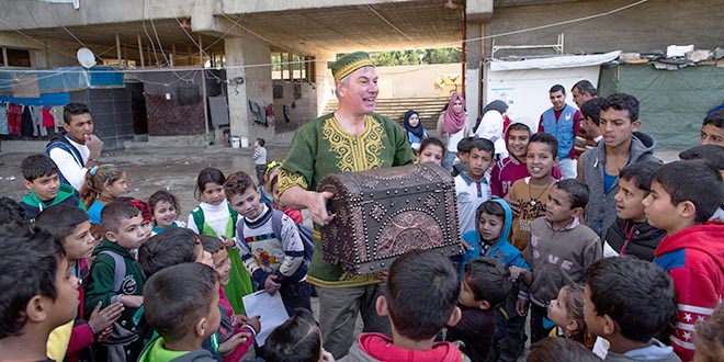 Jamie, el mago humanitario que hizo sonreír a los niños refugiados en Tyre, Líbano