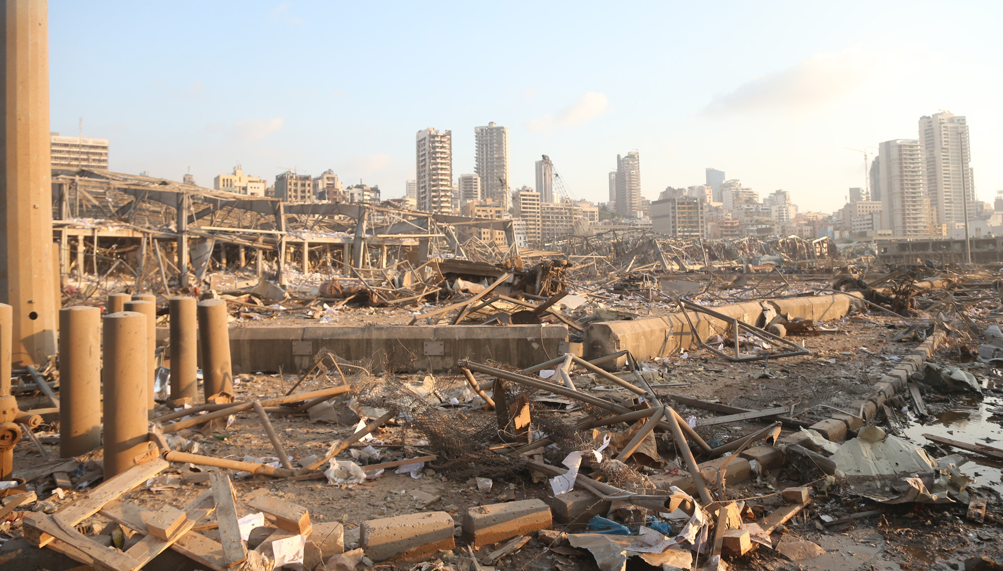 Los efectos de la explosión en Beirut aún resuenan un año después