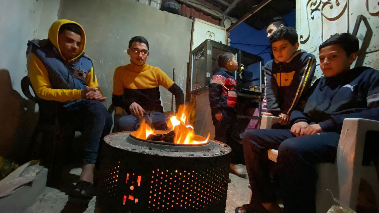 La dureza de vivir el frío cortante del invierno en Gaza