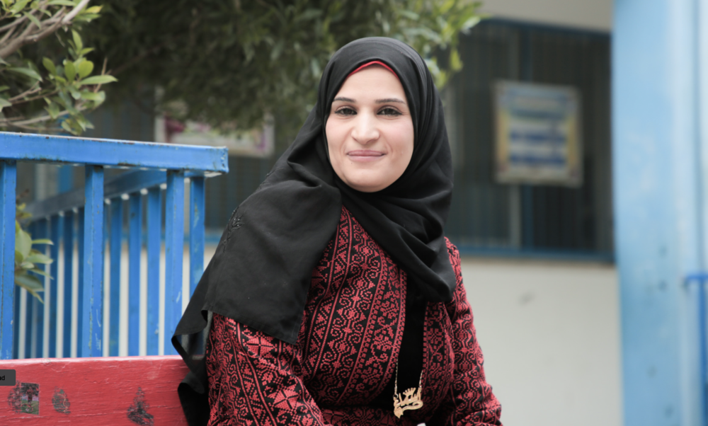 Asmaa, mujer y refugiada de Palestina galardonada por su desempeño como maestra  