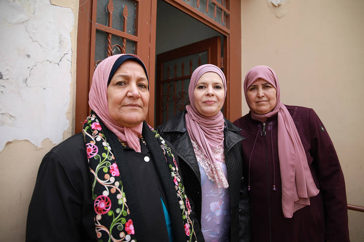 Mujeres refugiadas de Palestina, pioneras en el uso de paneles solares en el campamento de refugiados y refugiadas de Askar 