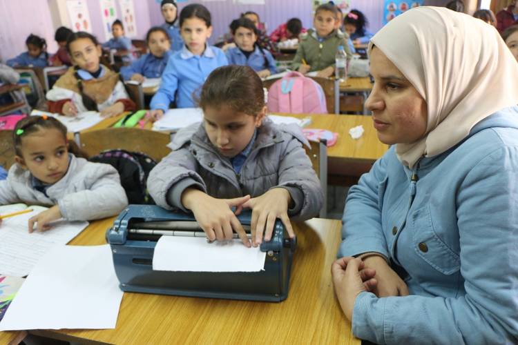 Aseel, una niña refugiada de Palestina con discapacidad visual que sueña con ser profesora  