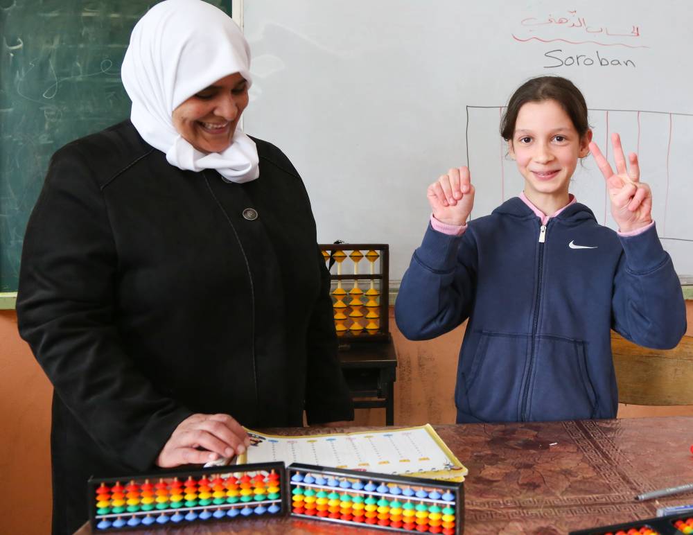 Hala, la profesora de matemáticas que ha revolucionado la enseñanza en campamentos en Siria