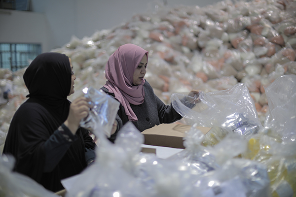 Una simple cesta de alimentos, una celebración para muchas familias refugiadas de Palestina en Gaza 