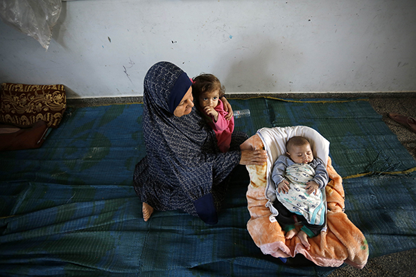 El nacimiento de Adam, una carrera por un parto seguro en Gaza  