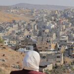Mujer palestina observa el horizonte en Cisjordania ocupada