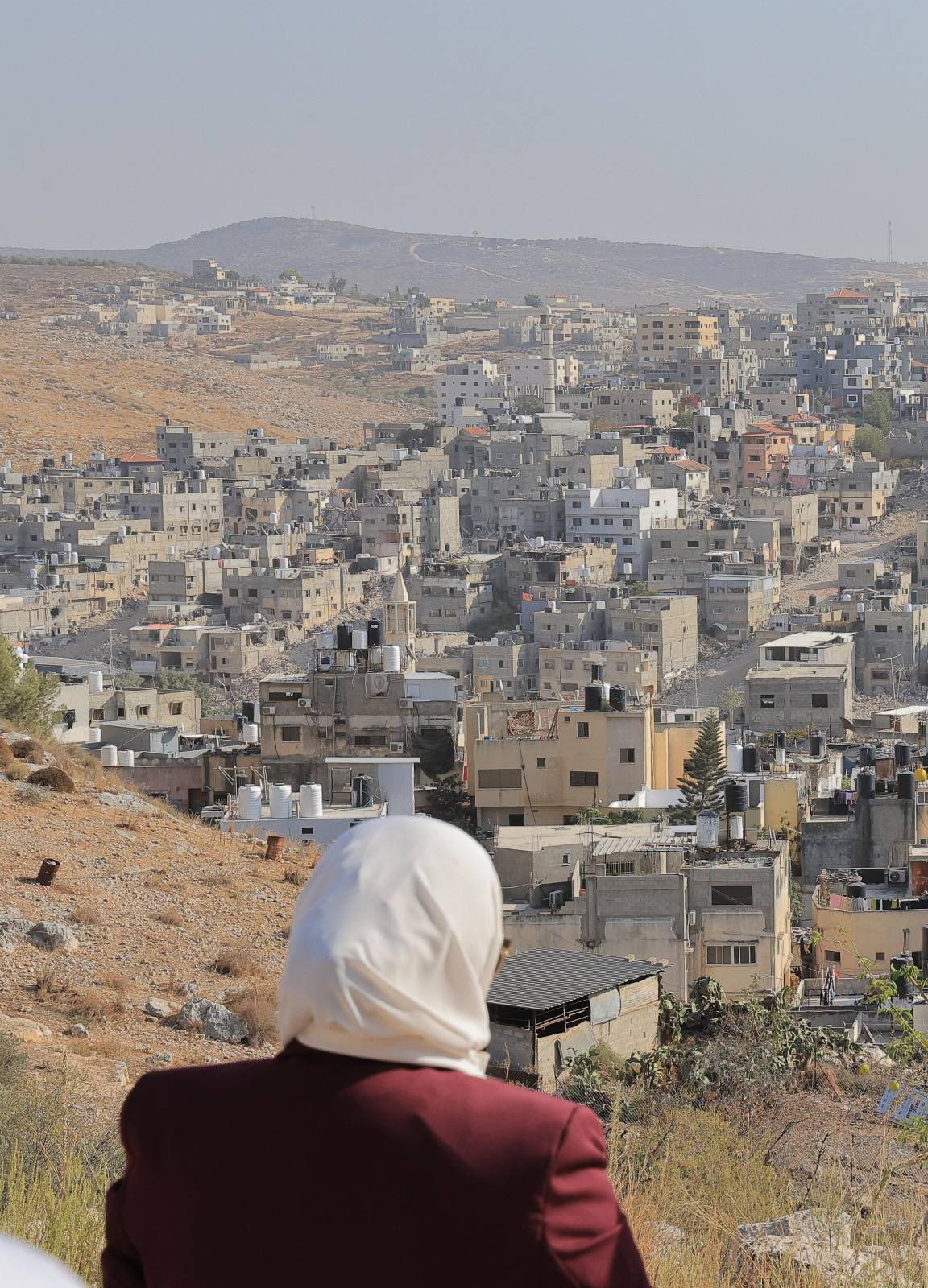 Mujer palestina observa el horizonte en Cisjordania ocupada