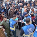 La escalada en Líbano provoca una crisis humanitaria. Trabajadores de UNRWA reparten alimentos a familias desplazadas que se alojan en un refugio en Líbano