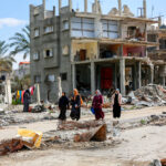 Un grupo de mujeres entre los escombros de Gaza