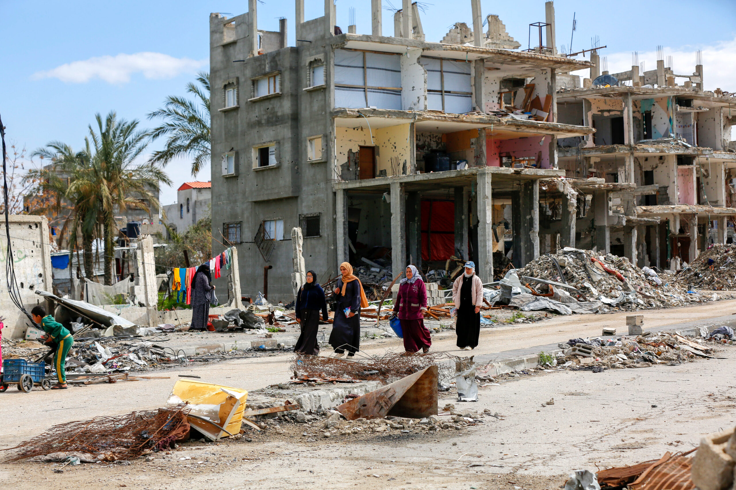 Un grupo de mujeres entre los escombros de Gaza