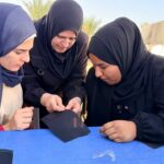 Salma enseñando a mujeres a bordar