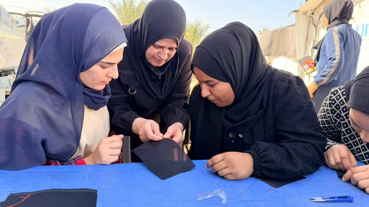 Salma enseñando a mujeres a bordar