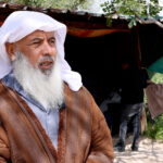 Hombre beduino con turbante blanco en Cisjordania