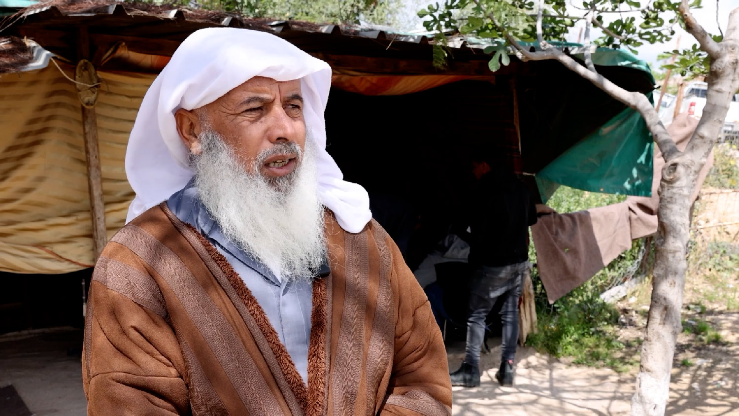 Hombre beduino con turbante blanco en Cisjordania