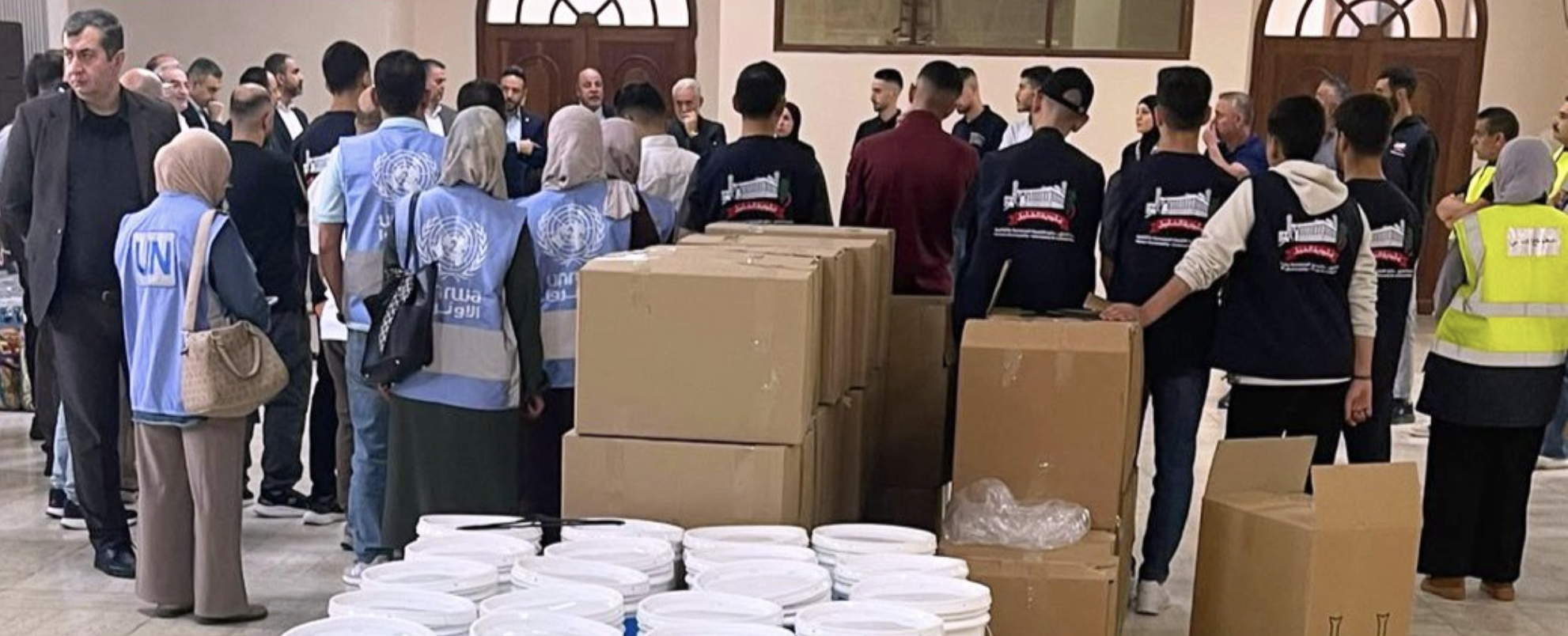 Equipos de UNRWA preparan y organizan cajas de ayuda humanitaria para la población palestina desplazada en Cisjordania